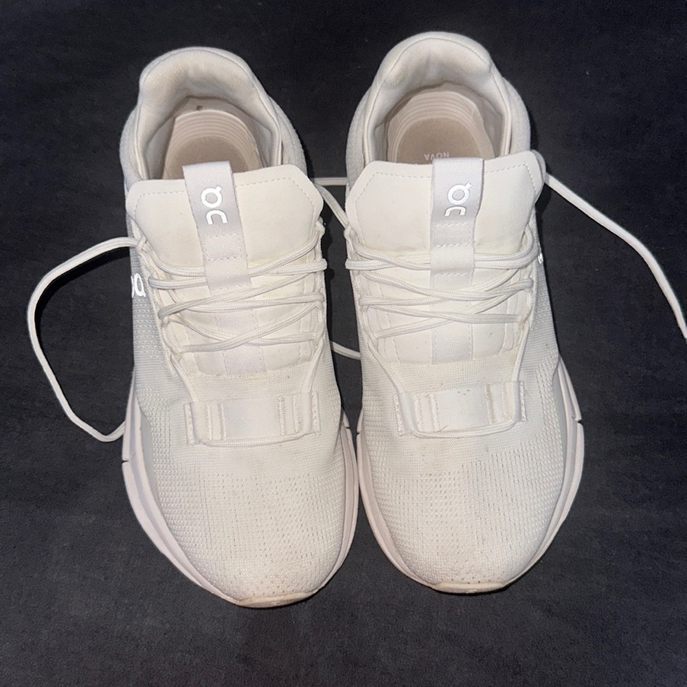Women’s white OnCloud sneakers